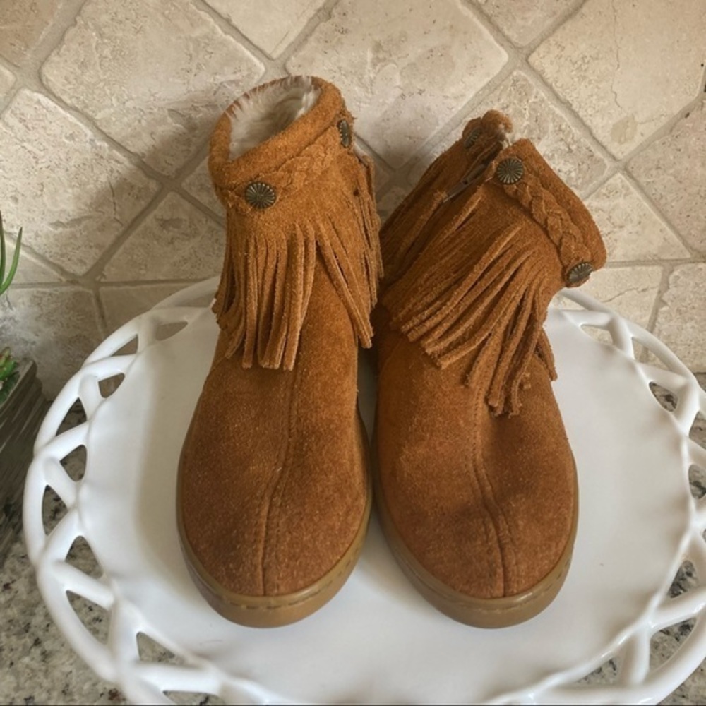 Minnetonka‎ Fur-Lined Suede Booties